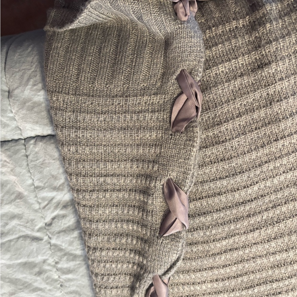 V-Neck Ribbed Sweater with Side Ribbon Detail - Picture 3 of 5
